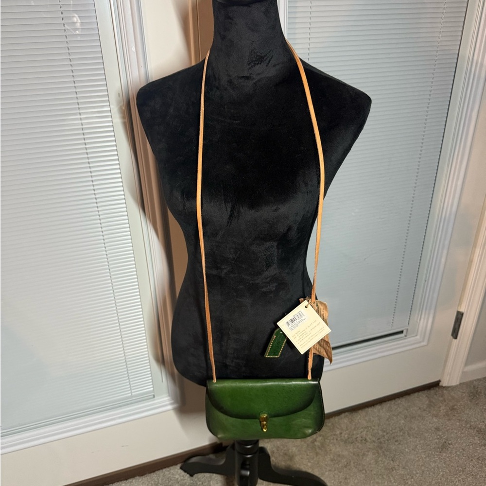 Elegant Green Crossbody Bag with Structured Design